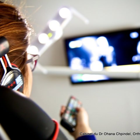 Télévision pendant soin d'orthodontie à Paris