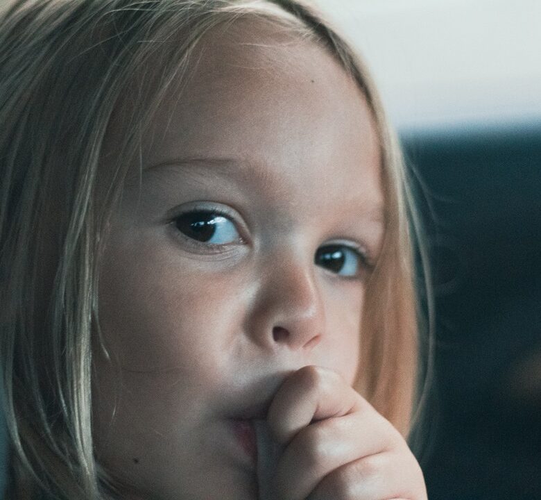 succion pouce interception enfant