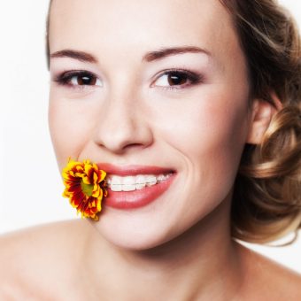 Patiente en orthodontie la fleur au dent à Paris 17